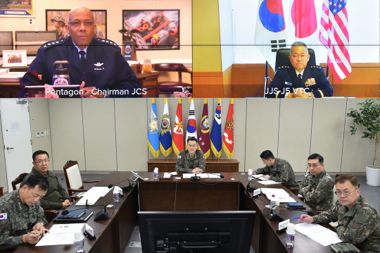 김명수(하단 가운데) 합참의장이 28일 오전 찰스 브라운(왼쪽 상단) 미 합참의장, 요시다 요시히데(오른쪽 상단) 일본 통합막료장과 한미일 3자 화상회의를 열어 최근 국제 안보문제, 북한 도발 양상, 3자 안보협력 등에 대해 논의하고 있다. 합동참모회의 제공