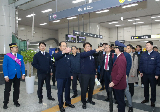 박상우 국토교통부 장관이 지난 28일 개통을 이틀 앞둔 수도권 광역급행철도(GTX)-A 노선 수서∼동탄 구간 현장을 찾아 최종 점검을 하고 있다. 국토부 제공