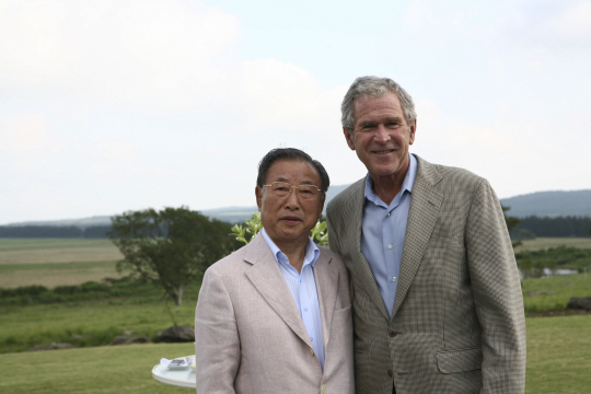 2009년 7월 제주 하계포럼에서 조지 부시 전 미국 대통령과 기념사진을 찍은 모습. 효성 제공