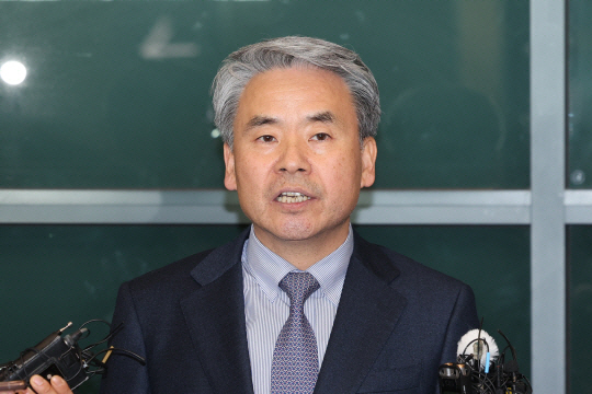 이종섭 주호주 대사가 지난 21일 인천국제공항 제1터미널을 통해 귀국해 취재진 질문에 답하고 있다. 연합뉴스