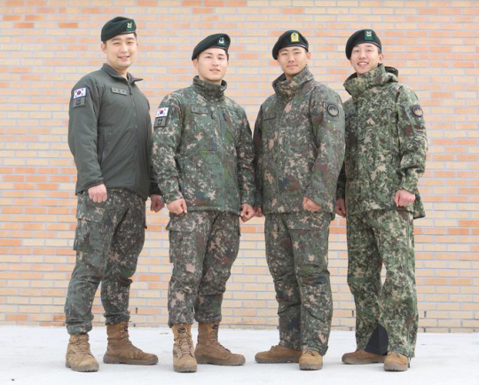 육군이 업그레이드 중인  4종의 기능성 신형 군복 시제품. 시험적용 부대인 육군 21사단 수색대대 장병들이 앞으로 보급될  신형 방상내피(왼쪽부터), 방상외피, 기능성 방한복, 전투우의를 착용해 선보이고 있다. 육군 제공