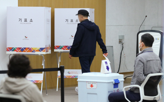 10·11 서울 강서구청장 보궐선거 투표일인 11일 서울 강서구 서울식물원 2층 보타닉홀에 차려진 가양제1동8투표소에서 강서구민이 투표를 하고 있다. 뉴시스