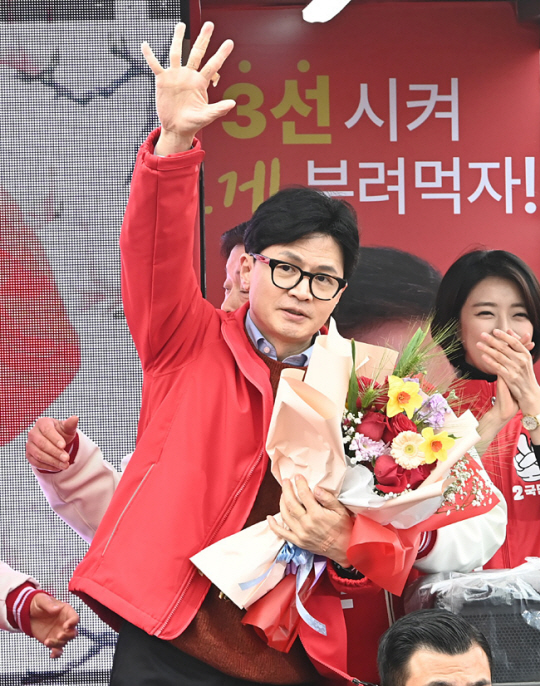 한동훈 국민의힘 비상대책위원장이 29일 경기도 안산시 단원구 선부광장에서 열린 ‘국민의힘으로 안산살리기’ 지원유세에서 장성민 안산갑, 서정현 안산을, 김명연 안산병 후보의 지지를 호소하고 있다. 뉴시스