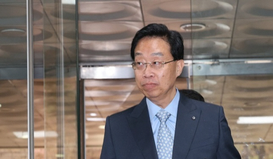 백현동 개발업자 등으로부터 수억원의 금품을 수수한 혐의를 받는 전준경 전 민주연구원 부원장이 28일 오후 서울 서초구 중앙지법에서 열린 구속 전 피의자 심문(영장실질심사)에 출석하고 있다. 연합뉴스