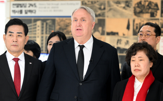 국민의힘 비례 위성정당인 국민의미래 인요한 선거대책위원장이 4·10총선 공식 선거운동 첫날인 28일 오후 광주 동구 전일빌딩245를 찾아 발언하고 있다. 뉴시스