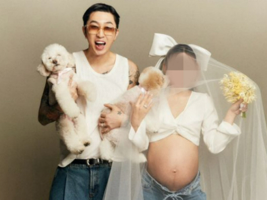 가수 슬리피와 만삭 아내.