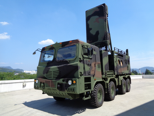육군 다연장로켓(MLRS) 천무와 같은 차량을 공유하는 LIG넥스원의 ‘대포병탐지레이더-Ⅱ(천경-Ⅱ)’. 방위사업청 제공