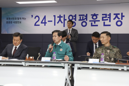 김선호(가운데) 국방부 차관이 29일 경기 포천의 육군 5군단에서 주한미군 로드리게스(영평) 훈련장 갈등관리협의회를 개최해 7년 만에 사격훈련 정상화에 합의했다. 협의회에는 미 8군사령관과 포천시장, 포천 범시민대책위원회 관계자, 행정안전부와 경기도 관계관 등 40여명이 참석했다.국방부 제공