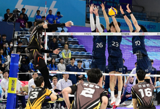 정지석(오른쪽) 등 대한항공 선수들이 29일 인천 계양체육관에서 열린 OK금융그룹과 도드람 2023~2024 V리그 남자부 챔피언결정 1차전에서 상대 공격을 가로막고 있다. 한국배구연맹 제공