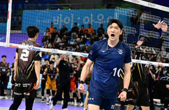 대한항공의 정지석이 29일 인천 계양체육관에서 열린 OK금융그룹과 도드람 2023~2024 V리그 남자부 챔피언결정 1차전에서 공격을 성공한 뒤 환호하고 있다. 한국배구연맹 제공