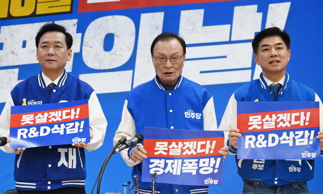 이해찬(가운데) 더불어민주당 상임공동선대위원장이 29일 오전 경기 성남시 분당갑 이광재 후보 선거사무소에서 열린 현장선대위에 참석해 구호를 외치고 있다. 왼쪽부터 이 후보, 이 위원장, 김병욱 분당을 후보. 박윤슬 기자