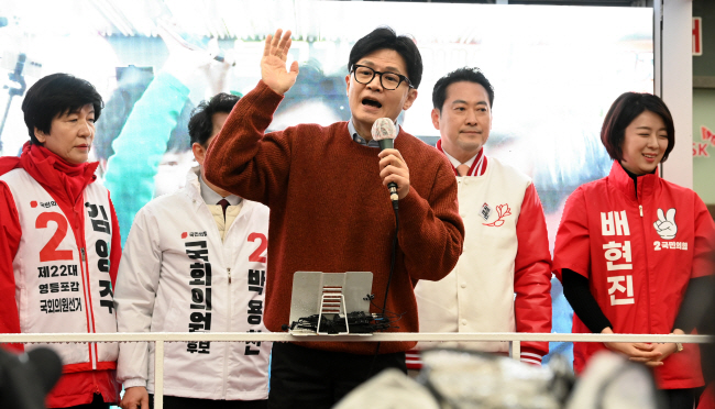 한동훈(가운데) 국민의힘 비대위원장이 29일 오전 서울 영등포구 신길동 영진시장에서 영등포을 지역구에 출마한 박용찬 후보의 유세 차량에 한강벨트 후보들과 함께 탑승해 지지를 호소하고 있다. 곽성호 기자