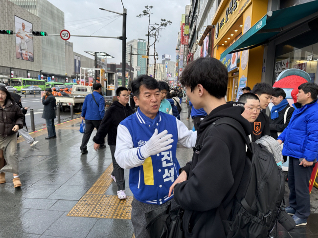 문진석(왼쪽) 더불어민주당 의원이 28일 충남 천안시 천안종합터미널 부근에서 열린 합동유세를 앞두고 20대 남성과 얘기를 나누고 있다. 문 후보 제공