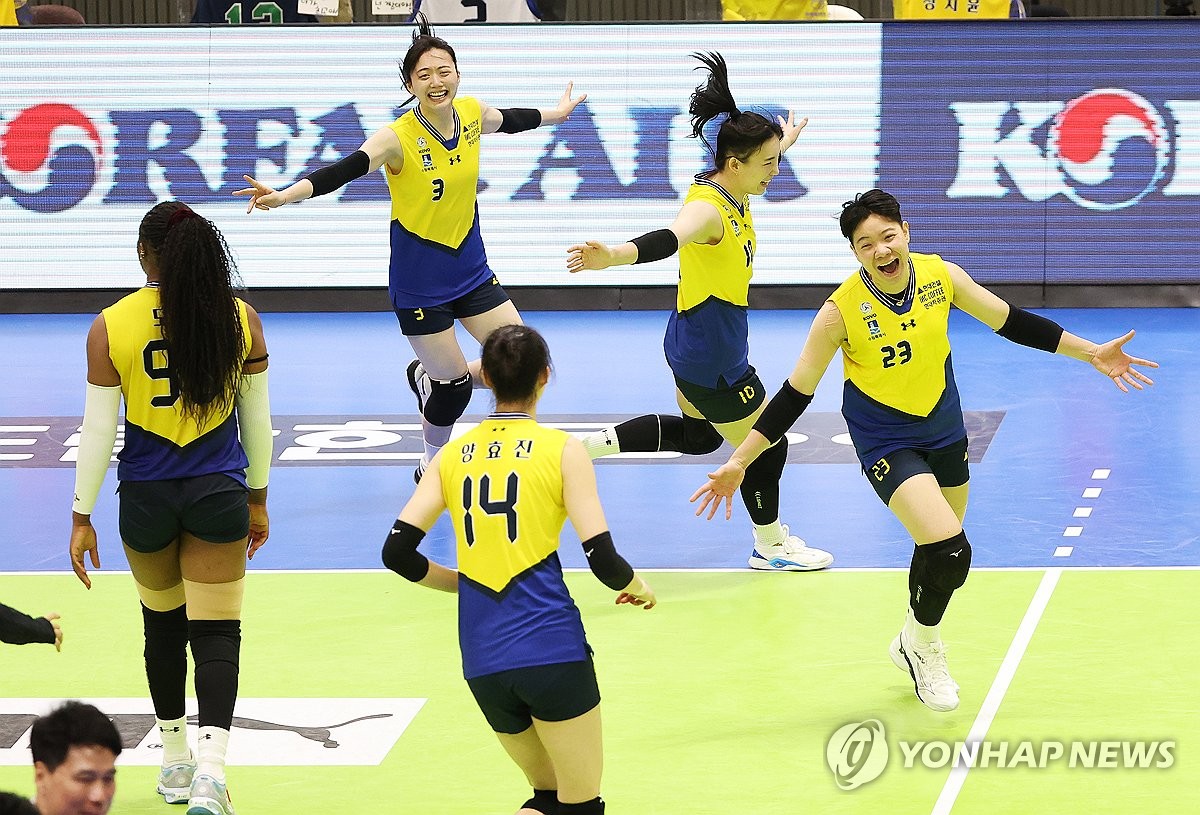 (수원=연합뉴스) 28일 경기도 수원실내체육관에서 열린 프로배구 V리그 여자부 챔피언결정전 1차전 현대건설 힐스테이트와 흥국생명 핑크스파이더스의 경기. 세트스코어 3-2로 승리한 현대건설 선수들이 기뻐하고 있다. 2024.3.28
