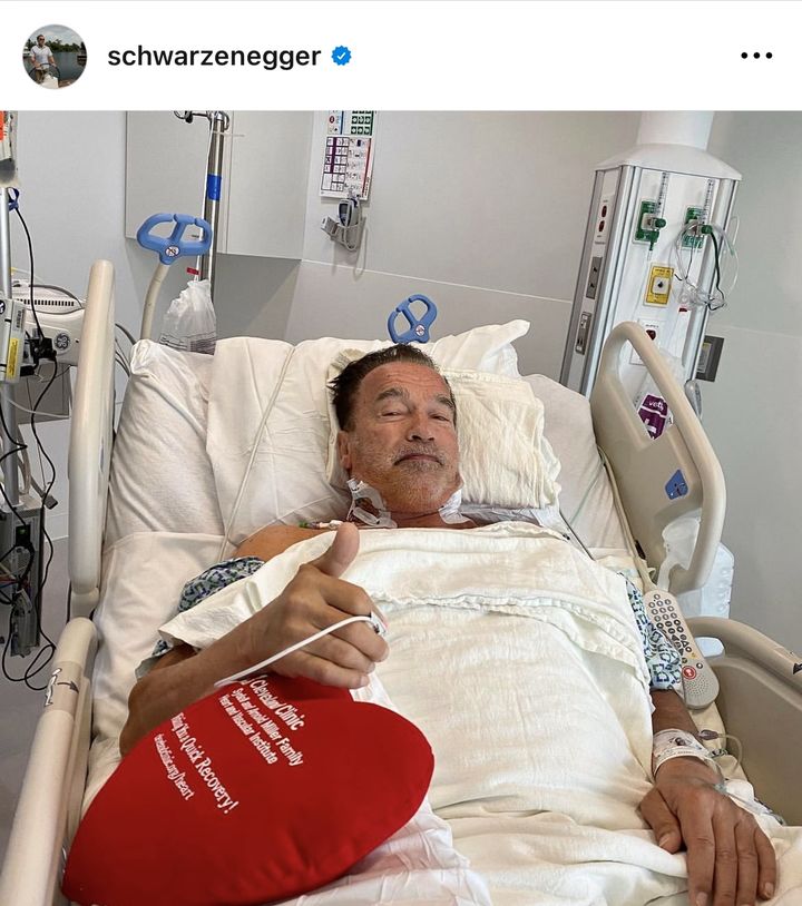 ‘터미네이터’ 아놀드 슈워제네거가 선천적 심장 결함 영향으로 체내에 인공심장박동기를 삽입했다. 사진은 2020년 수술 후 회복 중인 슈워제네거. <사진캡처=아놀드 슈워제네거 인스타그램>