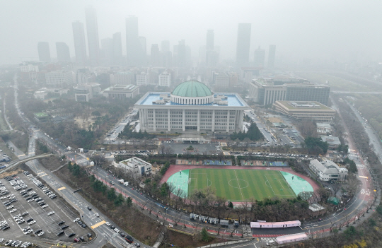 29일 여의도봄꽃축제가 개막했지만, 아직 벚꽃이 피지 않은 서울 여의도 국회 일대가 황사와 비구름에 갇혀 있다. 연합뉴스