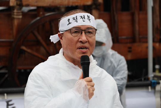 4·10 총선의 공식 선거운동이 시작된 28일 전북 전주을에 출마한 정운천 국민의힘 후보가 전북도청 앞에서 삭발한 뒤 기자회견을 하고 있다. 연합뉴스