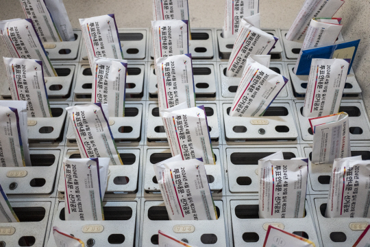 제22대 국회의원선거를 열흘 앞둔 31일 경기 부천시 한 아파트 우편함에 배달된 제22대 국회의원선거 투표안내문이 넣어져 있다. 뉴시스