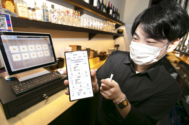 서울의 한 음식점에서 직원이 KT의 인공지능(AI) 서비스 ‘AI 통화비서’를 이용해 고객 관련 업무를 처리하고 있다.  KT 제공