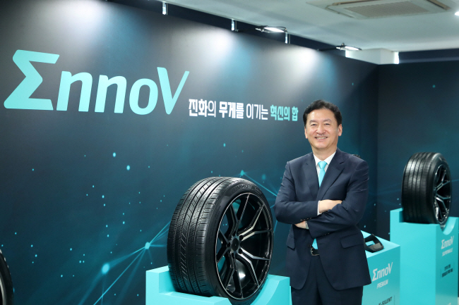 정일택 금호타이어 사장이 지난달 15일 경기 화성시 한국교통안전공단 자동차안전연구원에서 열린 이노뷔 출시 행사에서 기념촬영을 하고 있는 모습. 금호타이어 제공
