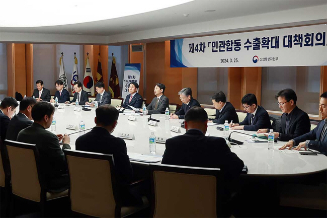 장영진(뒷줄 왼쪽 다섯 번째) 한국무역보험공사 사장이 지난 3월 25일 안덕근(〃 여섯 번째) 산업통상자원부 장관 주재 ‘제4차 민관합동 수출확대 대책회의’에 참석해 범부처 수출확대 전략과 업계 수출동향을 청취하고 있다.  무역보험공사 제공