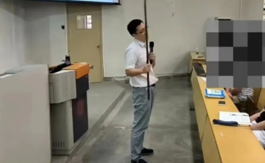 중국의 한 명문대학 강사의 부적절한 발언이 논란이 되고 있다. SCMP 보도화면 캡처