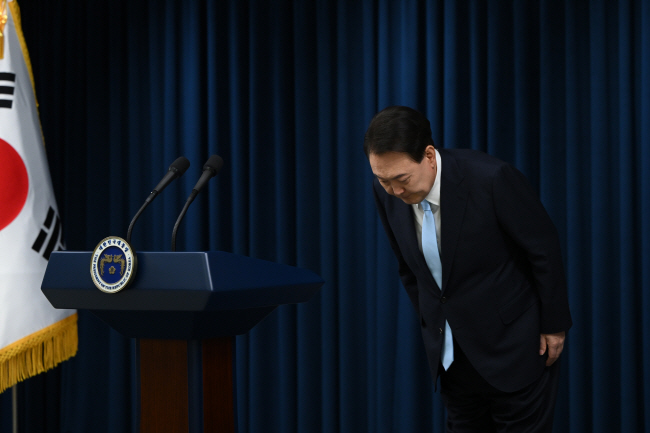 윤석열 대통령이 1일 오전 서울 용산 대통령실에서 의사 집단행동과 관련, “국민의 불편을 조속히 해소해 드리지 못해, 대통령으로서 늘 송구한 마음”이라고 밝힌 대국민담화에 앞서 고개를 숙이고 있다.  연합뉴스