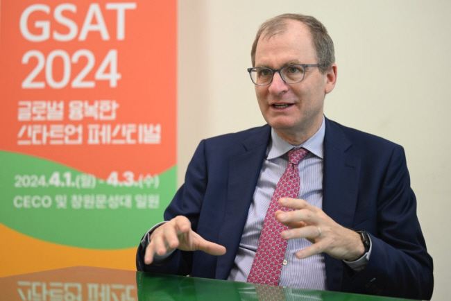 1일 경남 CECO ‘글로벌 융복합 창업 페스티벌 GSAT 2024’에 기조 강연자로 참석한 데이비드 민델 MIT 교수는 “젊은 연구자들을 유인하기 위해선 좋은 생활 환경을 제공해야 한다”고 말했다. 경남도청 제공
