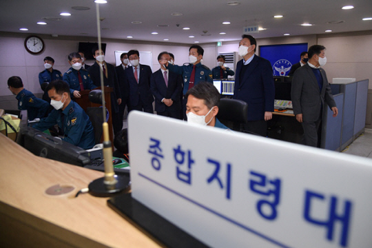 지난 2021년 12월 윤석열 당시 국민의힘 대선 후보가 서울 종로구 서울경찰청 112 종합상황실을 방문해 업무 현황 등에 대한 설명을 듣고 있다. 뉴시스