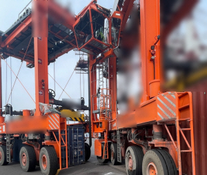 2일 부산신항 부두에서 충돌 사고가 난 컨테이너 운반 차량. 부산경찰청 제공