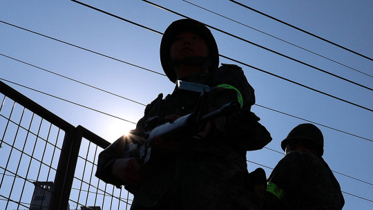 정례 한미연합훈련 ‘자유의 방패(FS:Freedom Shield)’ 연습 마지막 날인 지난달 14일 서울 서대문구 경의중앙선 가좌역에서 실시된 테러대응훈련에서 인근 예비군 대원들이 경계를 서고 있다.연합뉴스