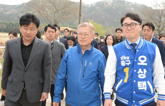 문재인(가운데) 전 대통령이 2일 오후 울산 중구 태화국가정원을 방문해 중구 민주당 오상택(오른쪽) 국회의원 후보와 국가정원을 둘러보고 있다. 뉴시스