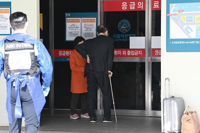 2일 오전 서울 송파구 서울아산병원 응급실 앞에서 내원객들이 진료를 기다리고 있다. 문호남 기자