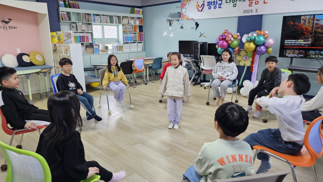 버려진 유치원을 리모델링해 만든 강원 평창군 대관령면 평창군다함께돌봄센터에서 아이들이 놀이 활동을 하고 있다.   평창군청 제공