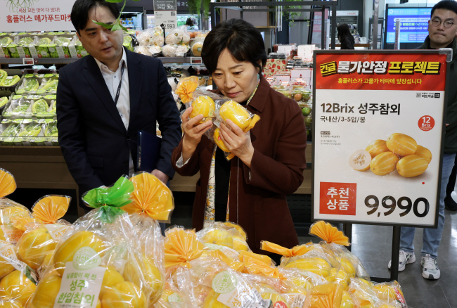 송미령 농식품부 장관이 지난 3월 31일 농산물 가격 점검을 위해 서울 강서구 홈플러스 강서점을 방문해 참외를 살펴보고 있다.  뉴시스