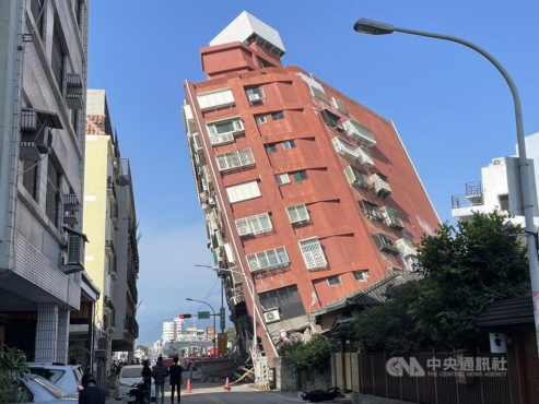 강진으로 기울어진 대만 화롄현 지역 건물 모습. CNA 웹사이트 캡처·연합뉴스