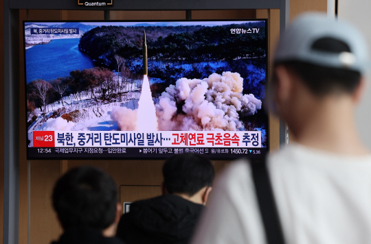 북한이 동해상으로 탄도미사일을 발사한 2일 서울역 대합실에 설치된 TV에서 관련 내용이 보도되고 있다. 뉴시스