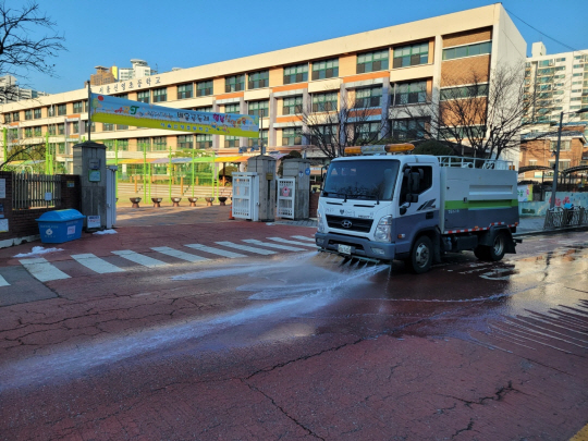서울 영등포구 관내 초등학교 앞에서 살수차가 물청소를 하고 있다. 영등포구청 제공