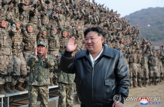 김정은 국무위원장이 지난달 15일 조선인민군 항공육전병부대의 훈련을 지도했다고 조선중앙통신이 다음날 보도했다. 이날 강풍 속 공수훈련을 강행하다 추락사고로 공수대원 다수 사망자와 부상자가 발생한 것으로 알려졌다. 조선중앙통신 캡처 /연합뉴스