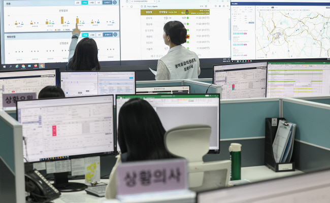 의대 증원에 반발해 전공의들이 집단행동에 나선 지 7주째인 가운데 지난 2일 대구 중구 경상권 광역응급의료상황실에서 근무자들이 지역 응급의료 현황을 모니터링하고 있다.  연합뉴스