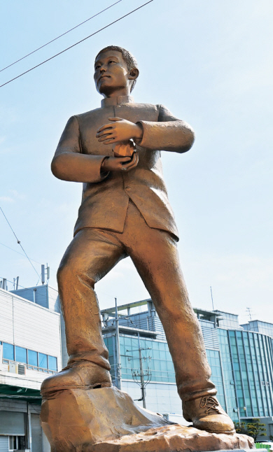 김주열 열사 동상.