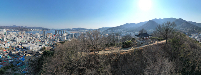 마산 문신미술관 뒤편의 회원현 성터에 세워진 누각인 망루. 마산 일대의 풍경이 한눈에 들어오는 전망대다. 해발 143m로 산이라기에는 좀 민망한 높이지만, 망루가 서 있는 곳은 환주산 정상이다. 문신미술관에서 15분이면 오를 수 있다.