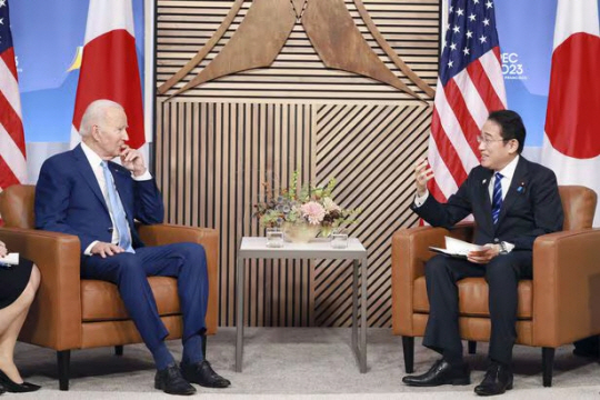 조 바이든 미국 대통령과 기시다 후미오 일본 총리가 아시아태평양경제협력체(APEC) 정상회의가 열리고 있는 미국 샌프란시스코에서 지난해 11월 16일 정상회담을 하고 있다. 교도 연합뉴스