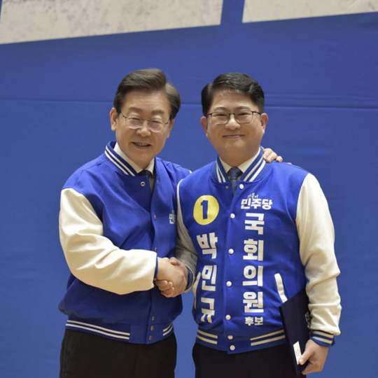 더불어민주당 관악갑 국회의원 후보로 공천장을 받은 후 이재명 민주당 대표와 기념촬영을 한 박민규 후보. 박 후보 페이스북 캡처