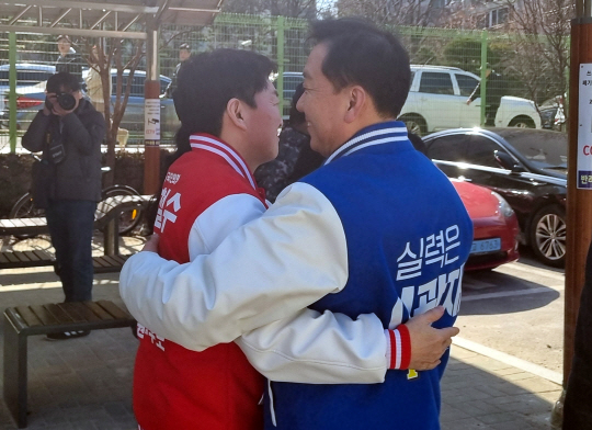 지난달 9일 경기 성남시 분당구 서현중학교에서 열린 시범단지 재건축 설명회에서 성남 분당갑에 출마한 이광재 더불어민주당 후보와 안철수 국민의힘 후보가 인사를 나누고 있다. 뉴시스