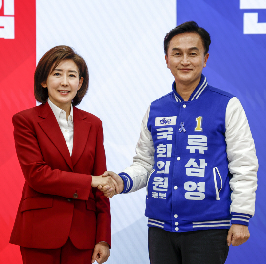 지난 1일 서울 서초구 한국세무사회에서 열린 제22대 국회의원 선거 후보자 토론회에 앞서 서울 동작을에 출마한 류삼영(오른쪽) 더불어민주당 후보와 나경원 국민의힘 후보가 기념촬영을 하고 있다. 뉴시스