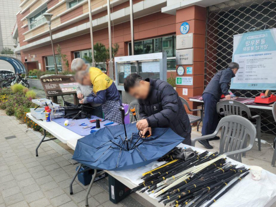 서울 중랑구 관내에서 ‘찾아가는 우산수리 서비스’가 진행되고 있다. 중랑구청 제공