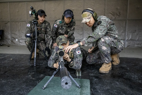 이태곤 원사 등 대한민국 최고 스나티퍼 4명이 미국에서 열리는  ‘제24회 미 국제 저격수 대회’ 참가를 앞두고 훈련을 하고 있다. 육군 제공