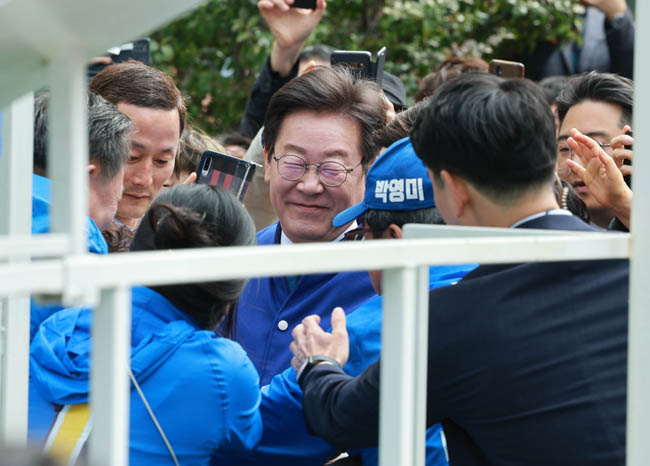 이재명 더불어민주당 대표가 4일 오전 부산 영도구 롯데하이마트 영도점 앞에서 박영미 중구영도구 후보 지지유세를 하기 위해 입장하고 있다. 뉴시스
