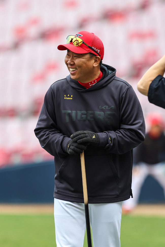 이범호 KIA 감독이 지난달 27일 광주KIA챔피언스필드에서 열린 롯데와의 KBO리그를 앞두고 경기 전 그라운드에서 활짝 웃고 있다.  KIA 제공